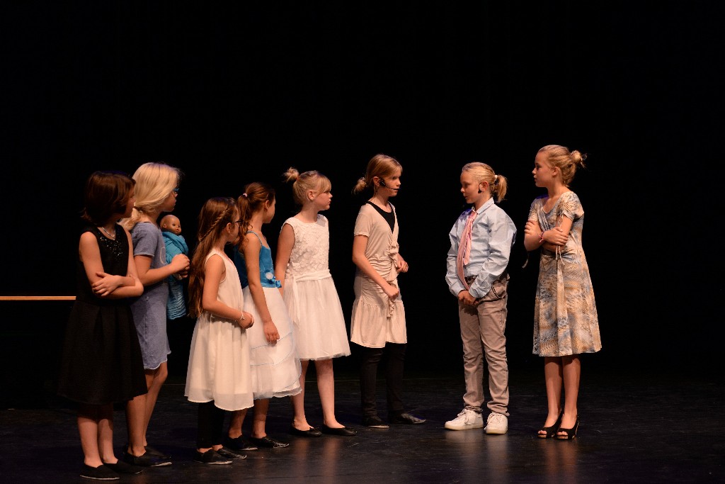 ../Images/Musical Nanny de Vries 200.jpg